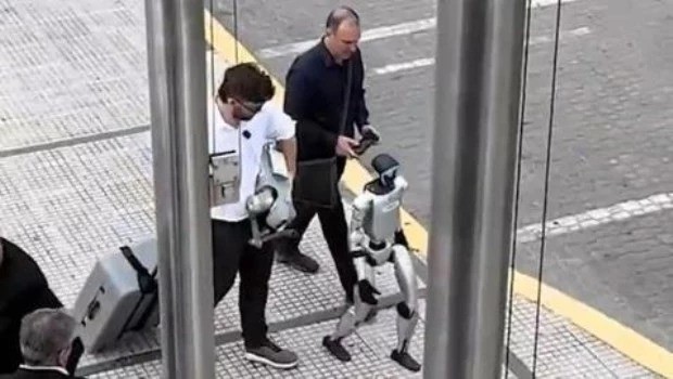 Un robot caminó por las calles de Puerto Madero