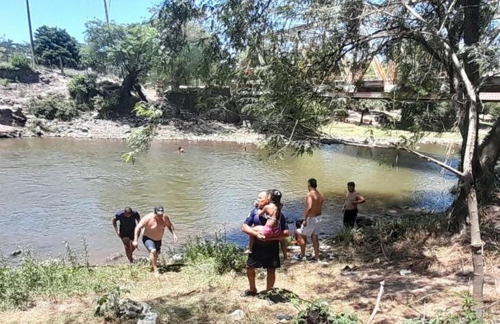 Rescataron a una niña que se ahogaba en el Río Loro