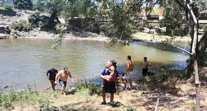 Rescataron a una niña que se ahogaba en el Río Loro