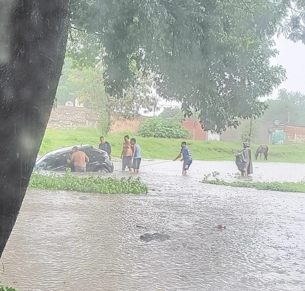 Suipacha al 1400: auto queda atrapado por inundación tras temporal