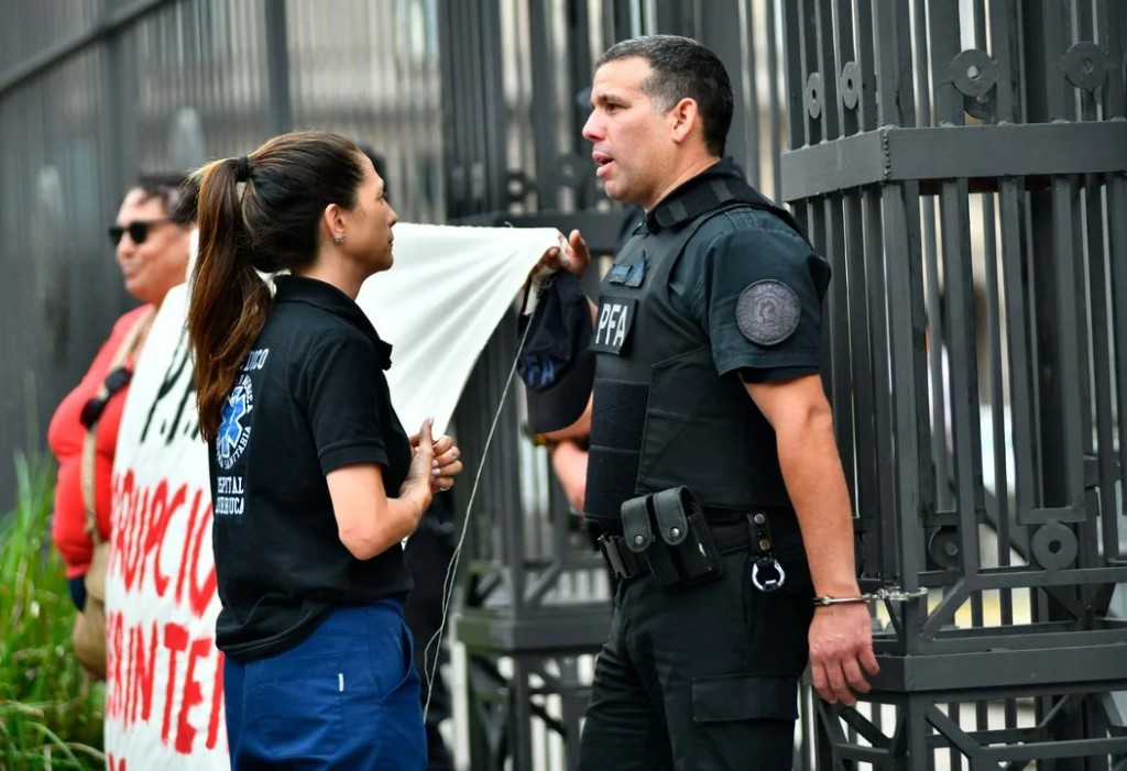 Cabo de la Federal protestó armado en la Casa Rosada por irregularidades internas