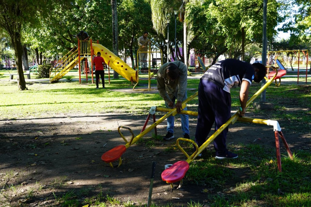 Bella Vista pone en valor los espacios públicos: avanza el mantenimiento de los juegos en las plazas