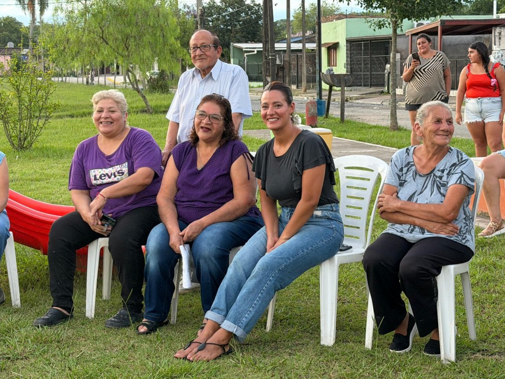 Paula Quiles encabezó una mesa de diálogo con vecinos del Barrio Rivadavia