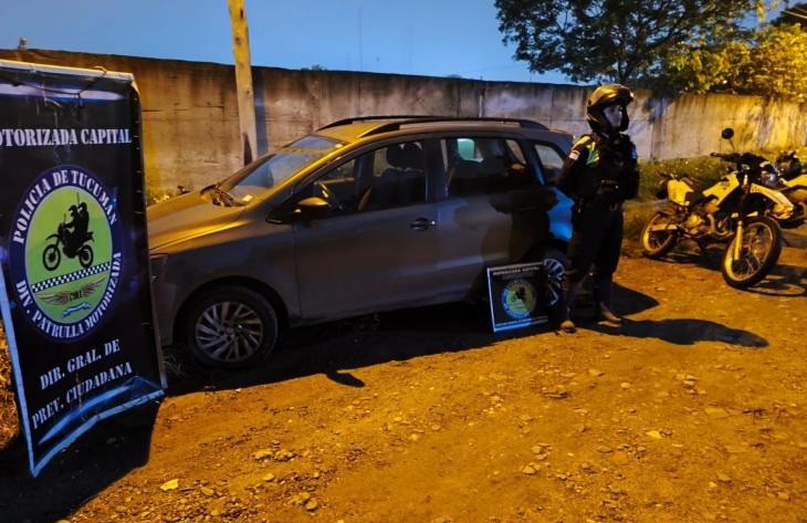 Intentaron robarle el auto a un conductor de Uber y lo encerraron en el baúl: dos menores aprehendidos