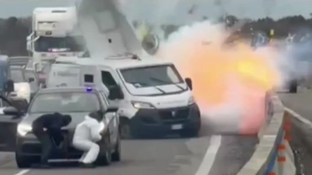 Asalto cinematográfico en Italia: comando ataca camión blindado con explosivos y huye tras tiroteo con Carabineros