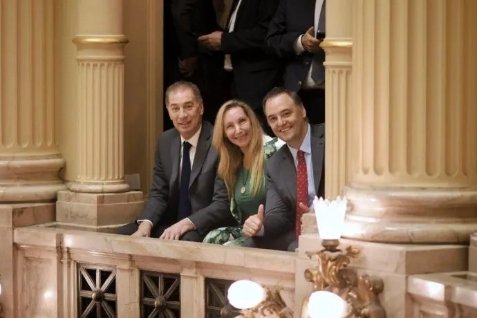 Milei movilizó a su mesa política al Senado para monitorear la reforma laboral: Karina Milei, Adorni, Santilli y Menem siguen el debate en el recinto