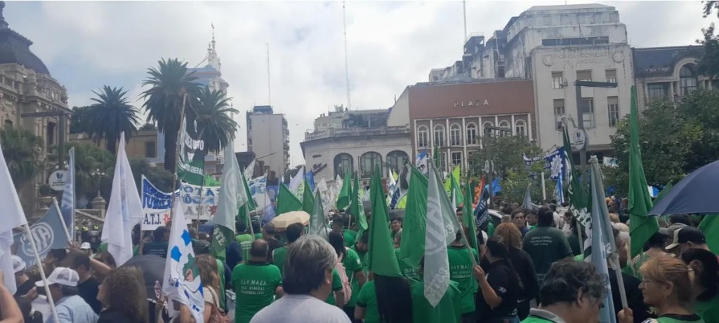 “Es una contrarreforma”: gremios tucumanos se concentraron en el centro para rechazar la modernización laboral de Milei