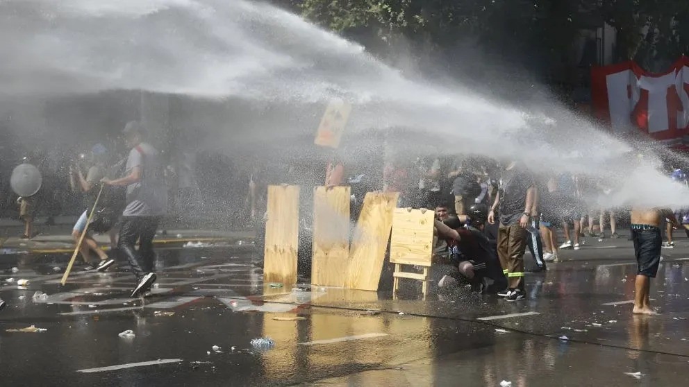 Incidentes en el Congreso: manifestantes lanzaron bombas Molotov contra la Policía durante el debate de la reforma laboral