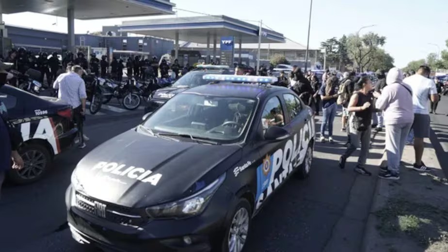 Santa Fe: el Gobierno provincial otorga un incremento salarial a la Policía tras los reclamos y denuncias de represión