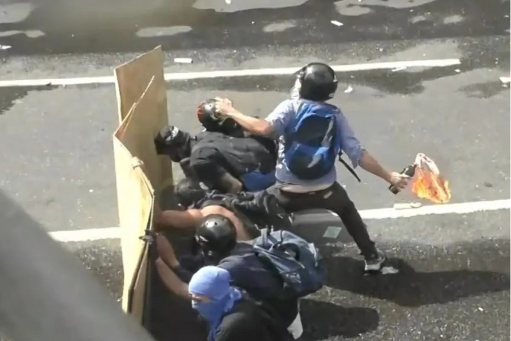 Bombas Molotov en el Congreso: el minuto a minuto de cómo un grupo de encapuchados atacó a las fuerzas de seguridad
