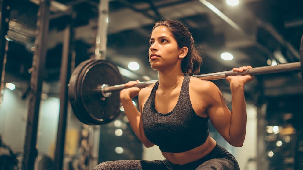 Cómo aumentar el peso en el gimnasio sin lesionarse: la guía definitiva para salir de la meseta y seguir progresando