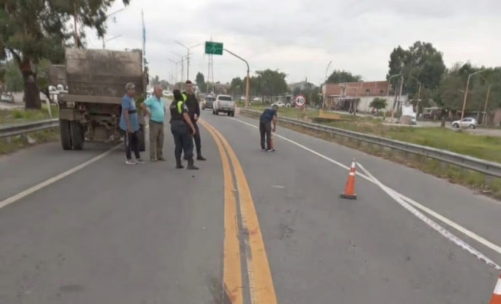 Investigan el dramático episodio en la Ruta 38: un hombre se lanzó frente a un camión y fue derivado grave al Padilla