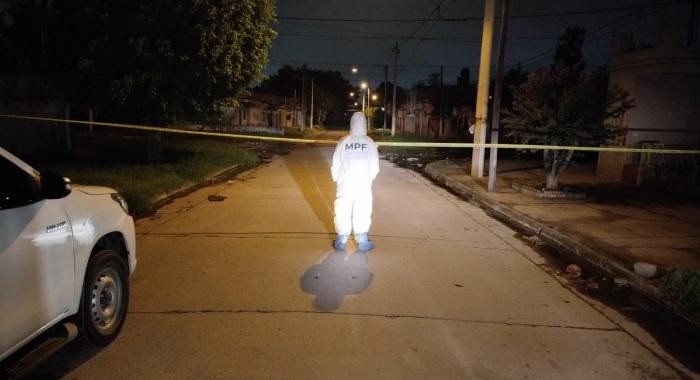 Un joven de 20 años murió de un disparo por la espalda mientras circulaba en moto en la zona de El Sifón