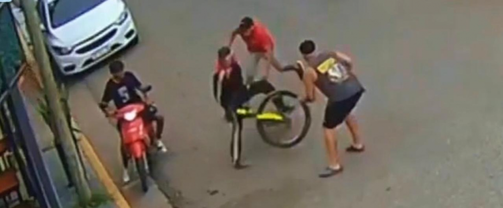 Banda del Río Salí: un ladrón en bicicleta arrebató un celular y fue detenido por vecinos en plena calle