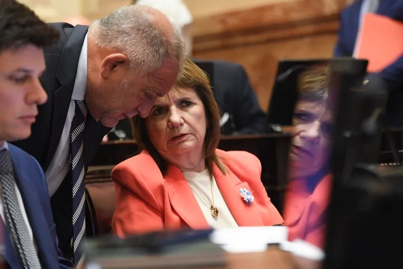 Reforma laboral: el pacto de Bullrich con la CGT, la media sanción en el Senado y el artículo de las licencias que enfrenta a Milei con sus aliados