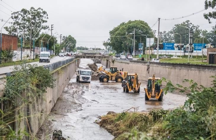 Operativo intensivo en el Canal Sur: buscan restituir la capacidad hidráulica tras las precipitaciones en la capital tucumana