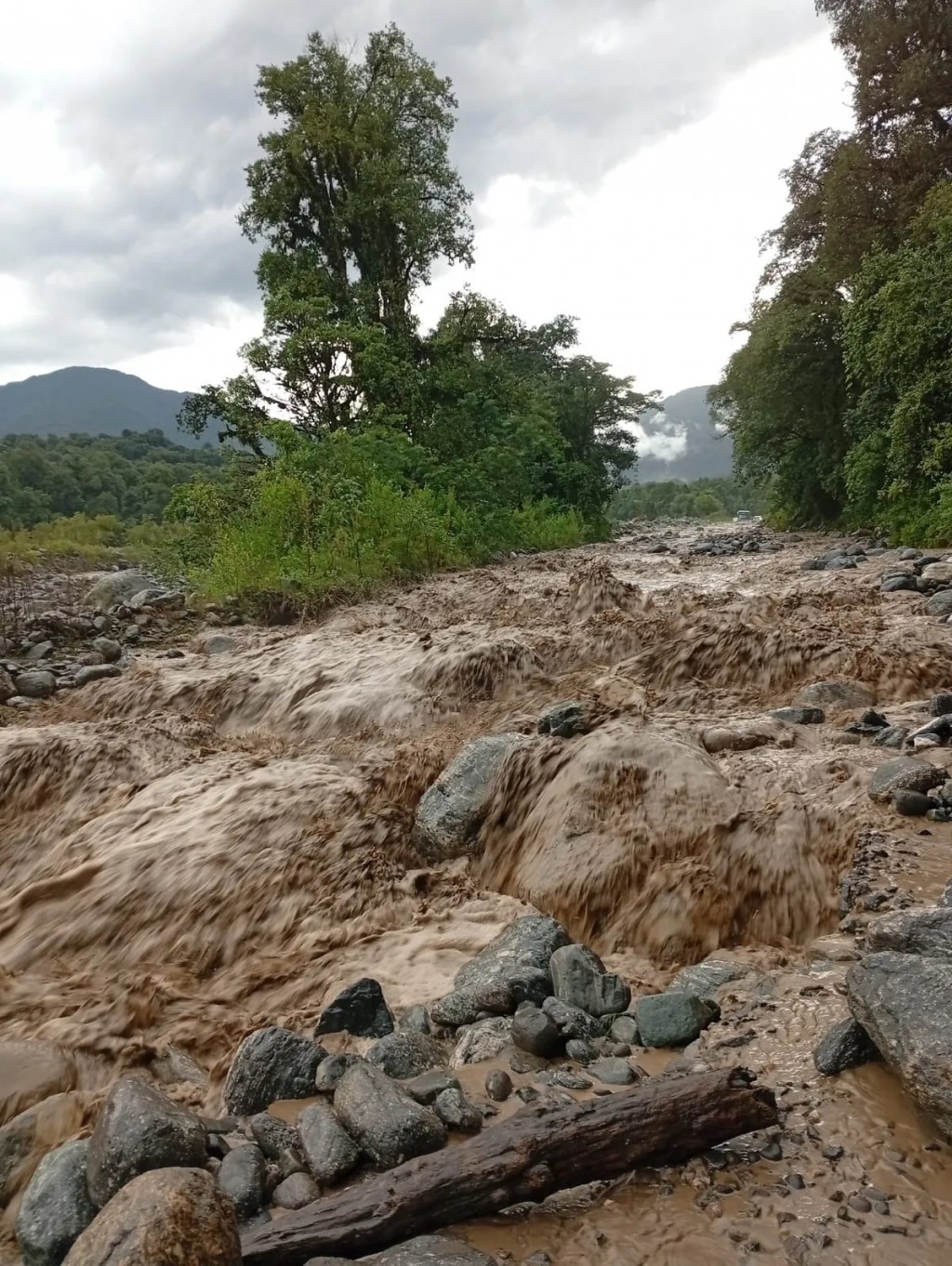 Crecida del río Cochuna por las lluvias: cortan la Ruta 65 por acumulación de barro y rocas