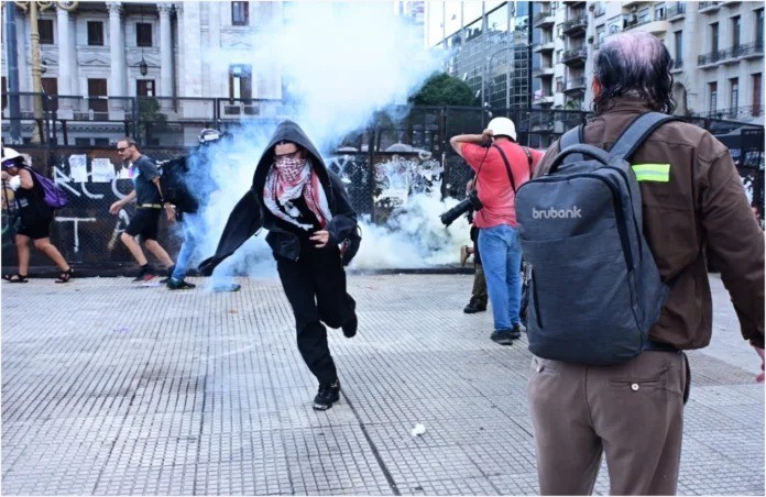 Disturbios en el Congreso: manifestantes arrojaron botellas y palos a la Policía y Gendarmería respondió con hidrantes y gas lacrimógeno