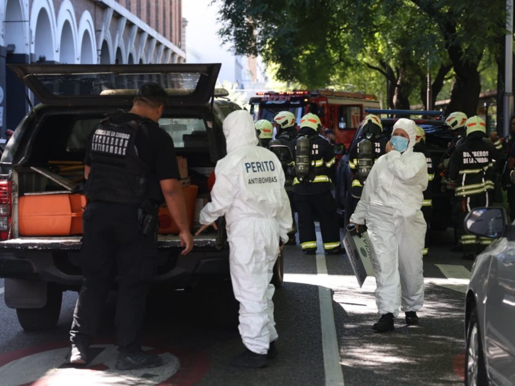 Explosión en la Escuela Superior de Gendarmería: un paquete con un explosivo hirió a cuatro efectivos y provocó la evacuación de 320 personas