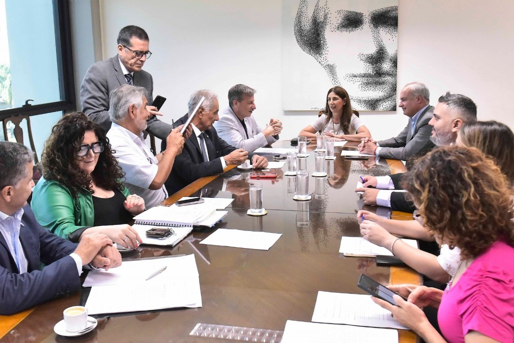 Inteligencia artificial en la Legislatura: avanzan los testeos de la herramienta desarrollada con la UNT para consultar el Digesto Jurídico