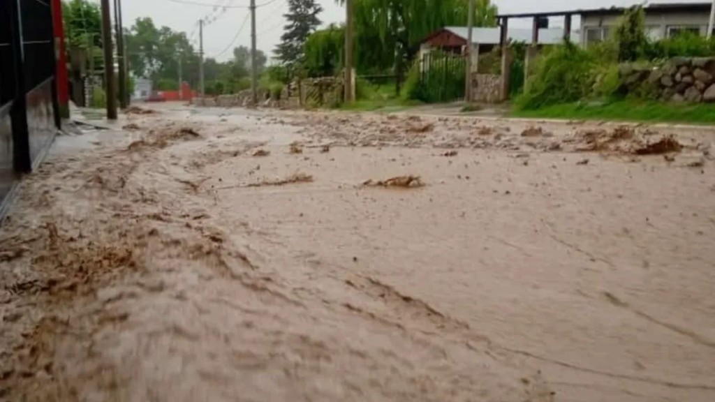 Fuerte temporal en El Mollar: crecida del río, daños en calles y cultivos de lechuga afectados