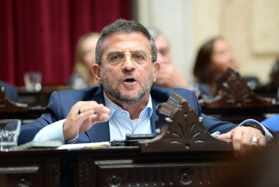 El gobierno notifica a ocupantes irregulares en los márgenes del Río Salí como parte del plan de recuperación de tierras fiscales