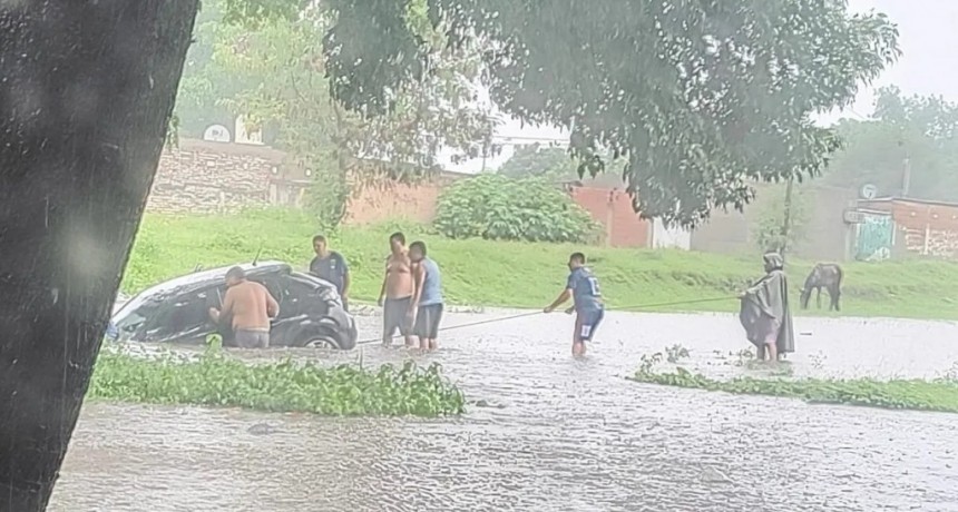 Suipacha al 1400: auto queda atrapado por inundación tras temporal