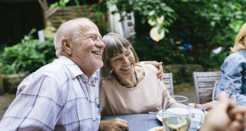 Longevidad después de los 70: 10 señales claves en piernas, equilibrio y actitud, según un experto