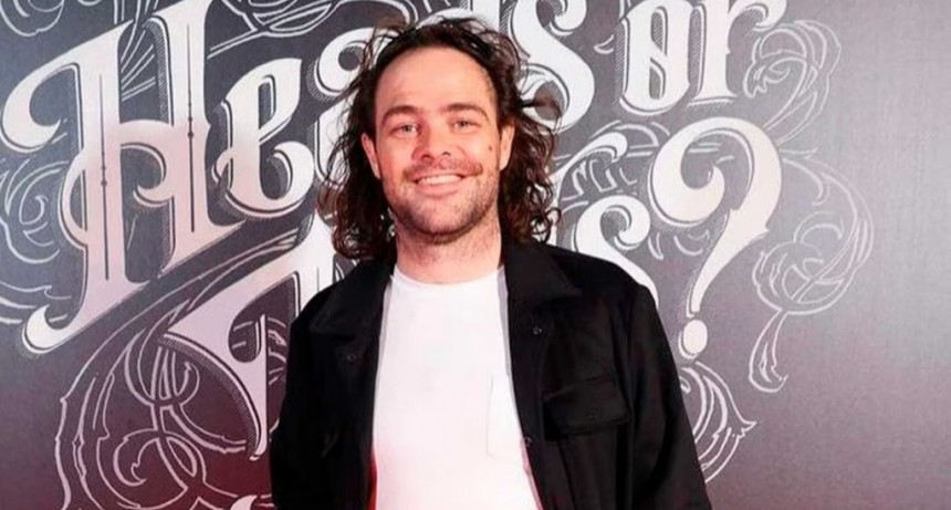 Peter Lanzani internado de urgencia: fue trasladado en silla de ruedas y evalúan una operación