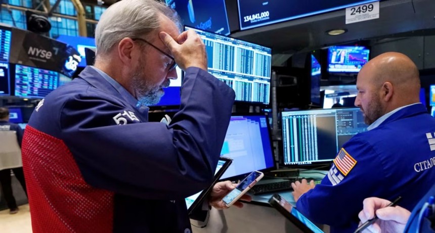 Ca&iacute;da en Wall Street: acciones argentinas se desploman hasta 23% y el riesgo pa&iacute;s supera los 500 puntos