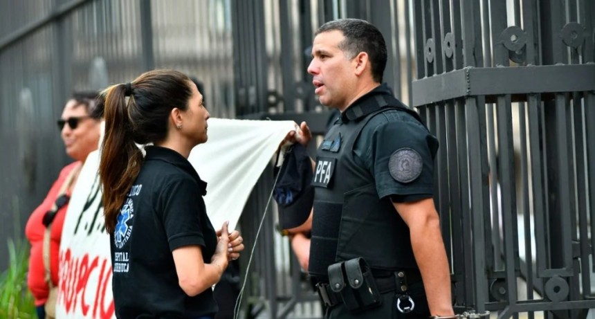 Cabo de la Federal protest&oacute; armado en la Casa Rosada por irregularidades internas