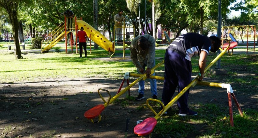 Bella Vista pone en valor los espacios públicos: avanza el mantenimiento de los juegos en las plazas