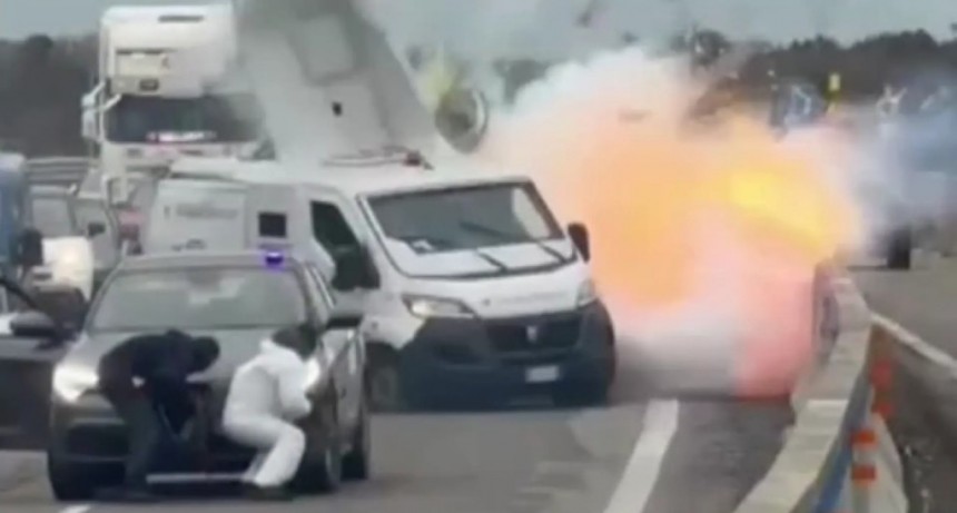 Asalto cinematográfico en Italia: comando ataca camión blindado con explosivos y huye tras tiroteo con Carabineros