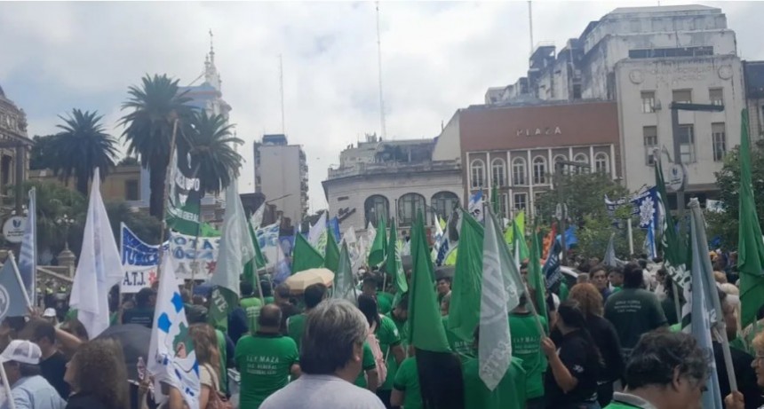 “Es una contrarreforma”: gremios tucumanos se concentraron en el centro para rechazar la modernización laboral de Milei
