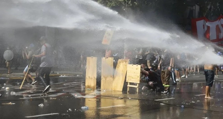 Incidentes en el Congreso: manifestantes lanzaron bombas Molotov contra la Policía durante el debate de la reforma laboral