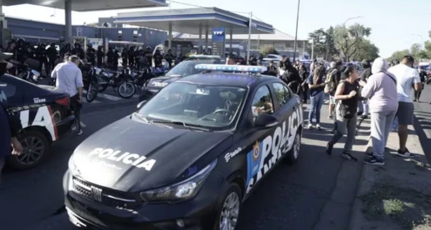 Santa Fe: el Gobierno provincial otorga un incremento salarial a la Policía tras los reclamos y denuncias de represión