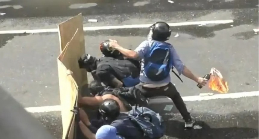 Bombas Molotov en el Congreso: el minuto a minuto de cómo un grupo de encapuchados atacó a las fuerzas de seguridad