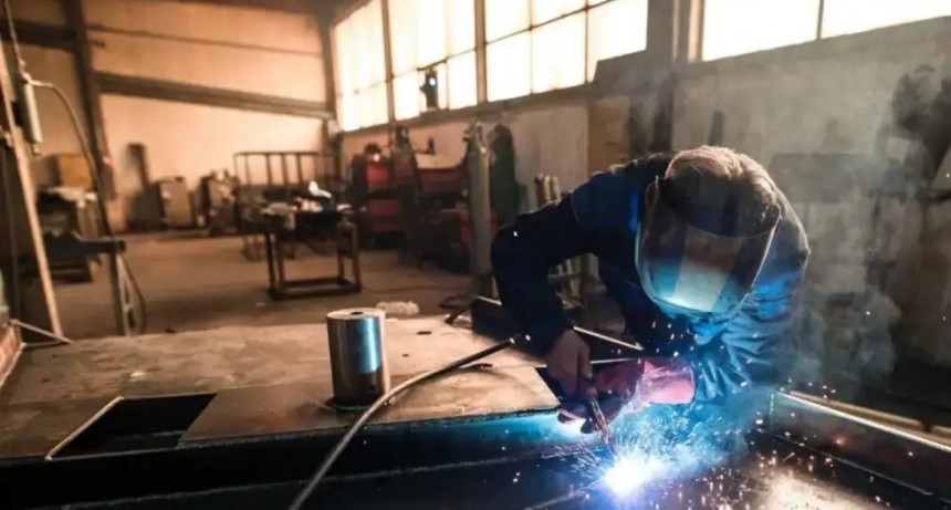 Indemnizaci&oacute;n m&aacute;s baja, vacaciones partidas y jornada flexible: los tres ejes de la reforma laboral que ya impactan en los trabajadores