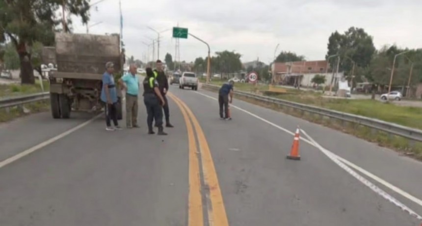 Investigan el dram&aacute;tico episodio en la Ruta 38: un hombre se lanz&oacute; frente a un cami&oacute;n y fue derivado grave al Padilla