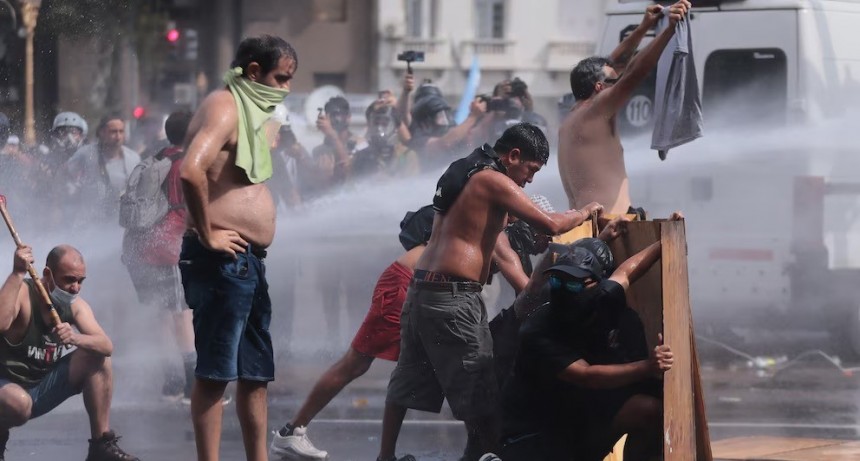 El Gobierno denunciar&aacute; por terrorismo a los violentos de la reforma laboral: "Una bomba Molotov es una bomba"