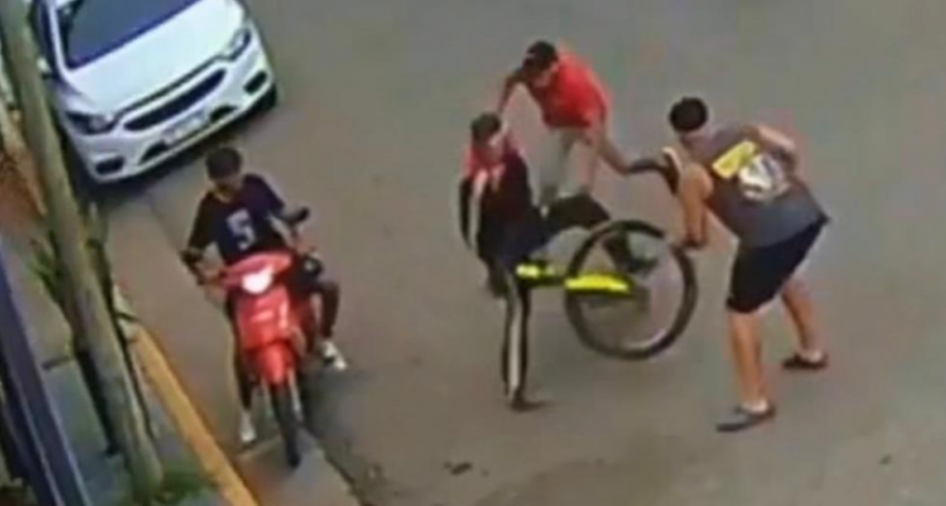 Banda del R&iacute;o Sal&iacute;: un ladr&oacute;n en bicicleta arrebat&oacute; un celular y fue detenido por vecinos en plena calle