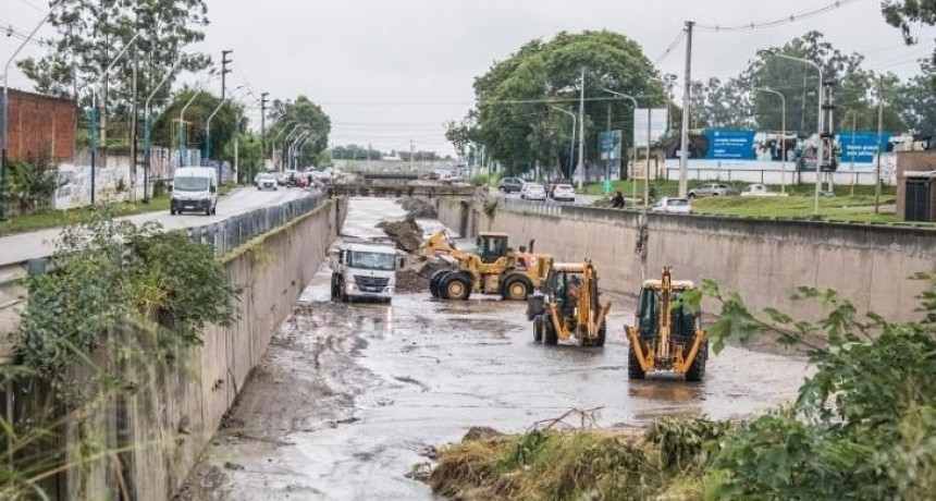 Operativo intensivo en el Canal Sur: buscan restituir la capacidad hidr&aacute;ulica tras las precipitaciones en la capital tucumana