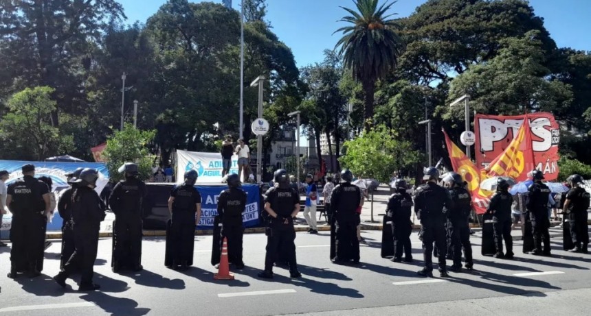 Paro en Tucum&aacute;n: organizaciones y sindicatos se movilizan en Plaza Independencia con un amplio operativo de seguridad