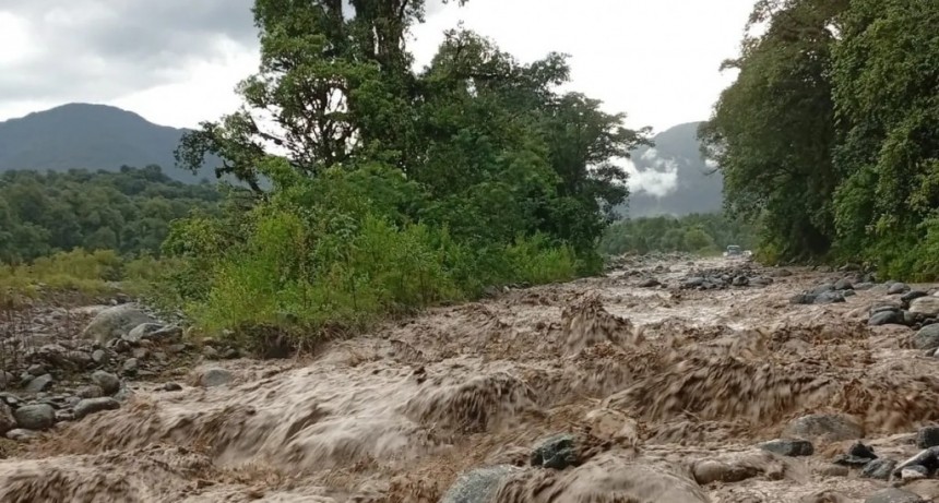 Crecida del r&iacute;o Cochuna por las lluvias: cortan la Ruta 65 por acumulaci&oacute;n de barro y rocas
