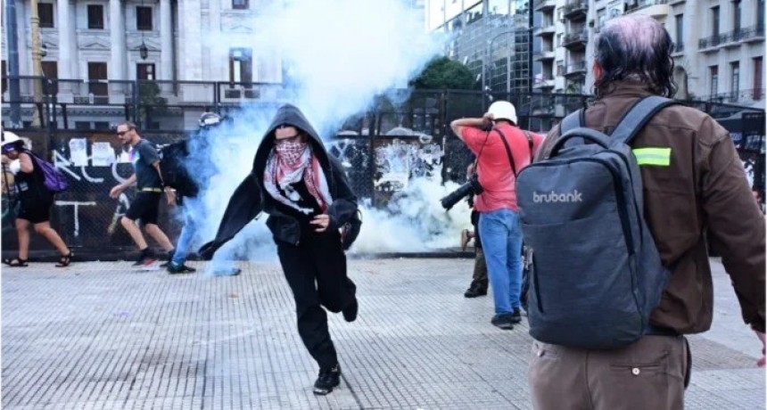 Disturbios en el Congreso: manifestantes arrojaron botellas y palos a la Policía y Gendarmería respondió con hidrantes y gas lacrimógeno