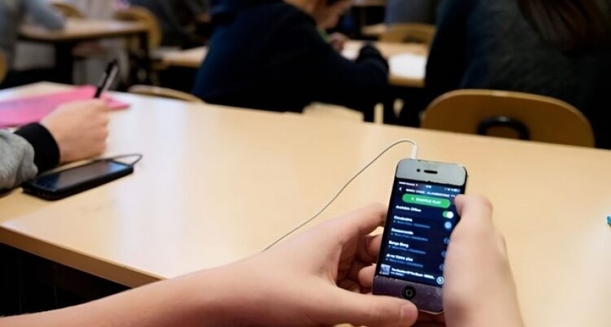 Prohibición de celulares en las aulas: un colegio de Tucumán implementa la medida desde el inicio del ciclo lectivo