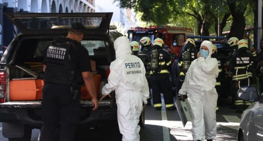Explosi&oacute;n en la Escuela Superior de Gendarmer&iacute;a: un paquete con un explosivo hiri&oacute; a cuatro efectivos y provoc&oacute; la evacuaci&oacute;n de 320 personas