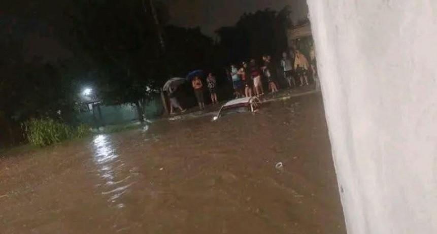 Temporal en Tucum&aacute;n: un auto fue arrastrado por la corriente en Alderetes y hubo calles anegadas en la capital y el sur