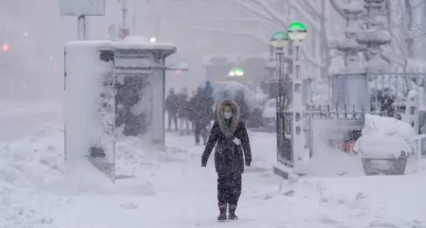 Tormenta de nieve en Nueva York: m&aacute;s de 60 cent&iacute;metros de acumulaci&oacute;n, vuelos cancelados y estado de emergencia