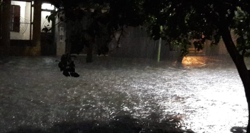 Fuerte tormenta en Tucumán: calles anegadas en Capital, Yerba Buena y Tafí Viejo, y desborde de una acequia en Alberdi